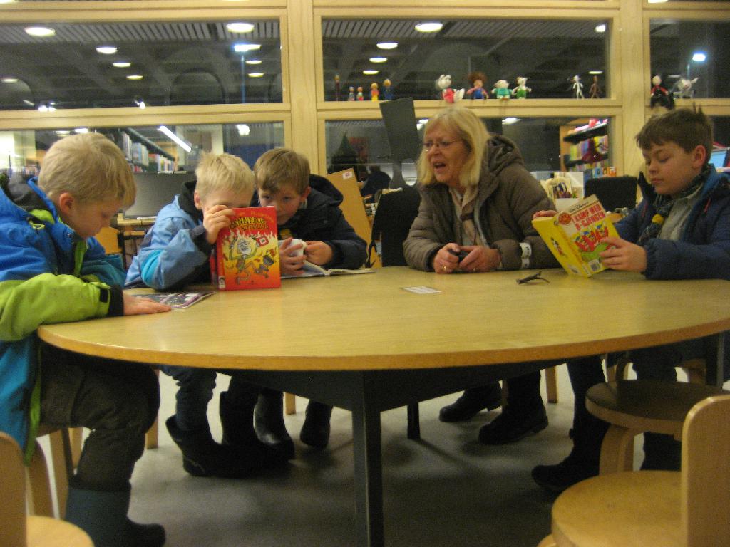 Ulvungene på biblioteksbesøk